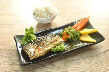 Izgara Şaban Balığı ya da tatlı yumurta ve yengeç soslu uskumru çifti pembe zencefil turşusu ve tabakta yosun salatası.