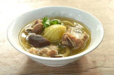 Domuz kemiği ve siyah mantarlı haşlanmış lahana turşusu. 