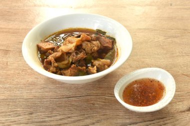 haşlanmış et ve tendon otta kahverengi çorba baharatlı biber sosu. 