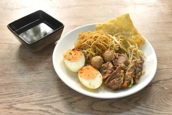 Haşlanmış Çin yumurtalı erişte, haşlanmış sığır eti ve köfte soslu siyah soya soslu tabak üzerine yumurta.