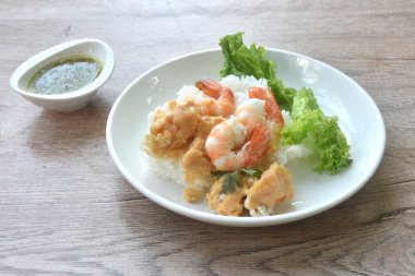 Izgara kabuk, nehir karidesi, yengeç, pirinç, tabak, baharatlı Tayland deniz ürünleri sosu. 