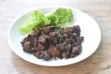 Kızarmış çıtır tuzlu mayalanan limon yaprağı ve tabakta marul ile biftek eti. 