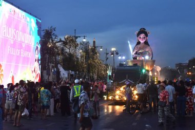 Bangkok Tayland 12 Nisan 2025: Sanam Luang 'daki Songkarn Dünya Su Festivali' nde Tayland yumuşak güç geçidi