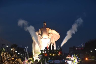 Bangkok Tayland 12 Nisan 2025: Sanam Luang 'daki Songkarn Dünya Su Festivali' nde Tayland yumuşak güç geçidi