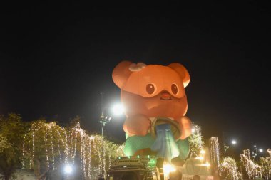 Bangkok Tayland 12 Nisan 2025: Sanam Luang 'daki Songkarn Dünya Su Festivali' nde Tayland yumuşak güç geçidi