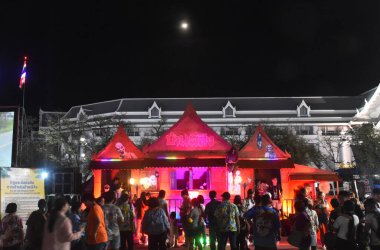 Bangkok Tayland 12 Nisan 2025: Sanam Luang 'daki Songkarn Dünya Su Festivali' ne katılmak için can atan insanlar
