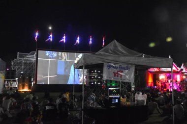Bangkok Tayland 12 Nisan 2025: Sanam Luang 'da Songkarn Dünya Su Festivali' nde açık hava filmi seyreden insanlar