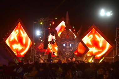 Bangkok Tayland 12 Nisan 2025: Sanam Luang 'da Songkarn Dünya Su Festivali' nde müzik dansı sahnesi