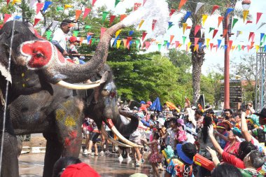 Ayutthaya Tayland 13 Nisan 2025: Songkarn festivalinde turistler arasında su sıçrattı