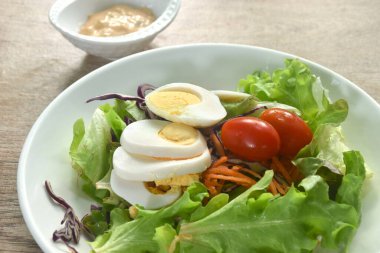 Kaynamış yumurta ve sebze soslu ada salatası.