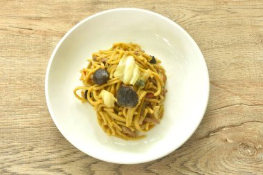 Kızarmış yakisoba Japon eriştesi ve tabağında mantar olan lahana.
