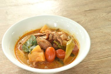 Hindistan cevizi sütlü köri çorbasında ananaslı ve domatesli haşlanmış ördek eti.