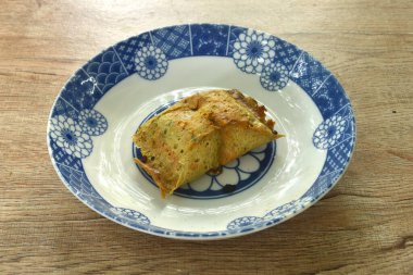 Muzlu kızarmış domuz pirzolası Tayland yemeğini tabakta bırak.