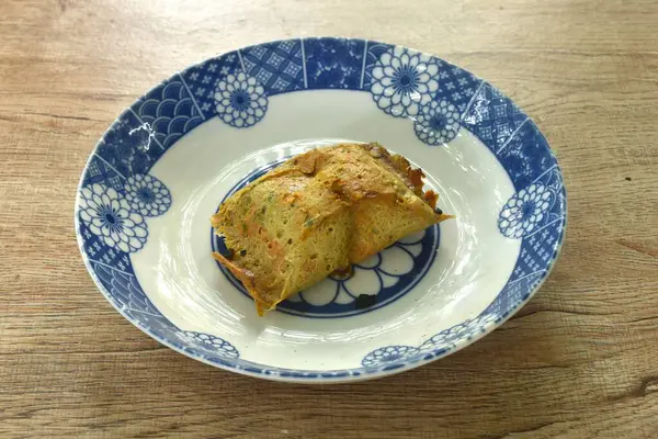 Muzlu kızarmış domuz pirzolası Tayland yemeğini tabakta bırak.