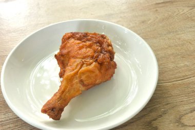 Çıtır çıtır kızarmış tavuk ve tabakta otla mayalanan bacak. 