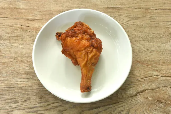 Çıtır çıtır kızarmış tavuk ve tabakta otla mayalanan bacak. 