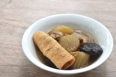 Tofulu haşlanmış turp ve siyah mantar çorbası kasede vejetaryen yemeği.