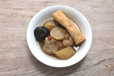 Tofulu haşlanmış turp ve siyah mantar çorbası kasede vejetaryen yemeği.