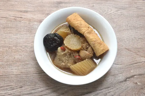 Tofulu haşlanmış turp ve siyah mantar çorbası kasede vejetaryen yemeği.