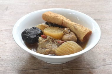 Tofulu haşlanmış turp ve siyah mantar çorbası kasede vejetaryen yemeği.