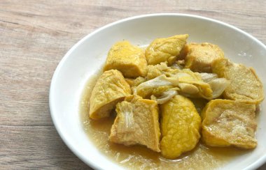 Kızarmış lahana ve dilimlenmiş yumuşak sarı tofu vejetaryen yemeği