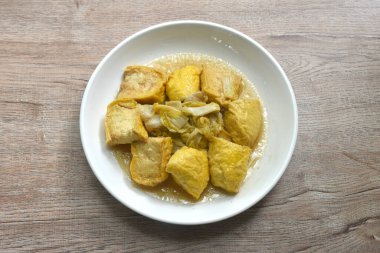 Kızarmış lahana ve dilimlenmiş yumuşak sarı tofu vejetaryen yemeği