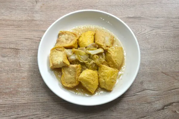 Kızarmış lahana ve dilimlenmiş yumuşak sarı tofu vejetaryen yemeği