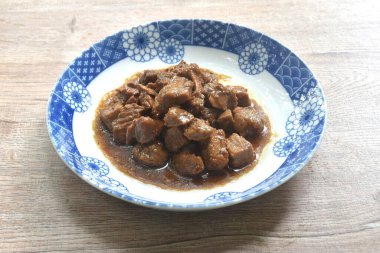 Tabakta soya soslu tuzlu, haşlanmış domuz eti.