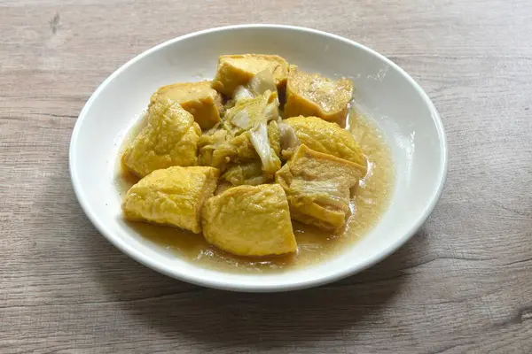 Kızarmış lahana ve dilimlenmiş yumuşak sarı tofu vejetaryen yemeği