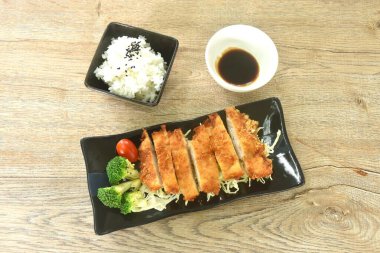 Kızarmış tavuk ve un ya da karaage Japon yemeği pirinç soslu siyah susamlı tatlı siyah soya soslu sebze.