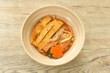 udon eriştesi dilimlenmiş balık tofu ve iğneli mantar havuçlu kimchi çorbası.