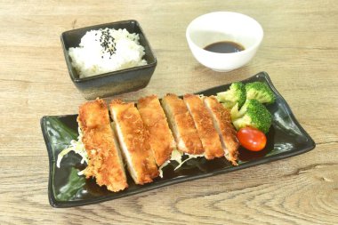 Kızarmış tavuk ve un ya da karaage Japon yemeği pirinç soslu siyah susamlı tatlı siyah soya soslu sebze.