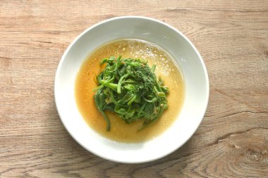 Chili ve soya soslu kızarmış Chayote filizi.