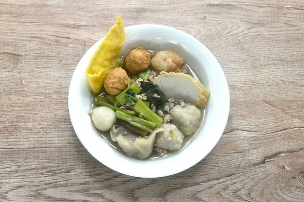 Karides köfteli kaynamış balık köftesi ve sabah zaferi kasede berrak çorba.