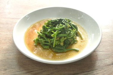 Chili ve soya soslu kızarmış Chayote filizi.