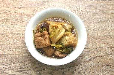 Çin bitkisel çorbasında tofu ile haşlanmış lahana. 