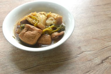 Çin bitkisel çorbasında tofu ile haşlanmış lahana. 