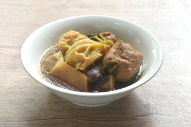 Çin bitkisel çorbasında tofu ile haşlanmış lahana. 