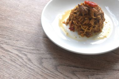 Kızarmış baharatlı tavuk, zencefil ve biberli Tayland yemeği.