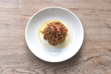 Kızarmış baharatlı tavuk, zencefil ve biberli Tayland yemeği.