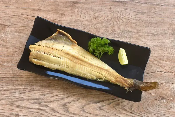 Izgara tuzlu shima hokke balığı veya limonlu ve maydanozlu Akta uskumrusu 
