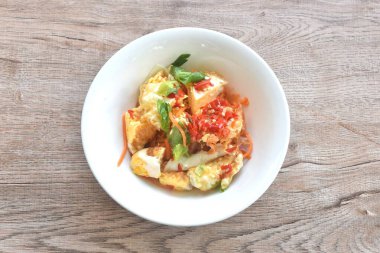 Baharatlı hamurlu yumurta, domatesli ve soğanlı Tayland salatası.