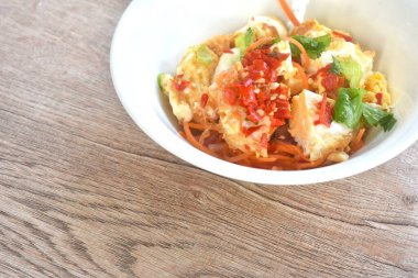 Baharatlı hamurlu yumurta, domatesli ve soğanlı Tayland salatası.