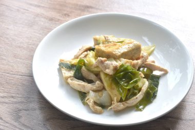 Soya soslu sarımsaklı tavuk ve kızarmış tofu.