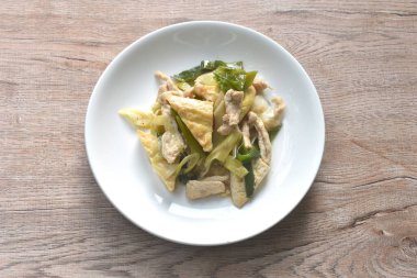 Soya soslu sarımsaklı tavuk ve kızarmış tofu.