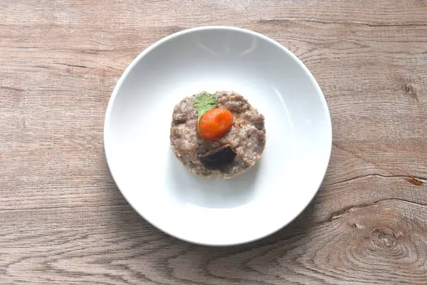 Buharda pişmiş domuz pirzolası, tuzlu yumurta sarısı, siyah mantar ve sos tabağı.