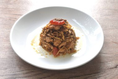 Kızarmış baharatlı tavuk, zencefil ve biberli Tayland yemeği.