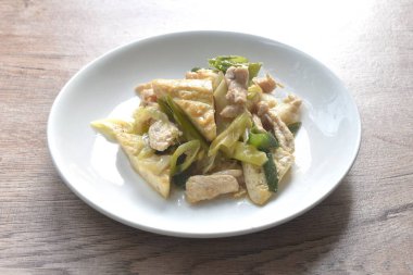 Soya soslu sarımsaklı tavuk ve kızarmış tofu.