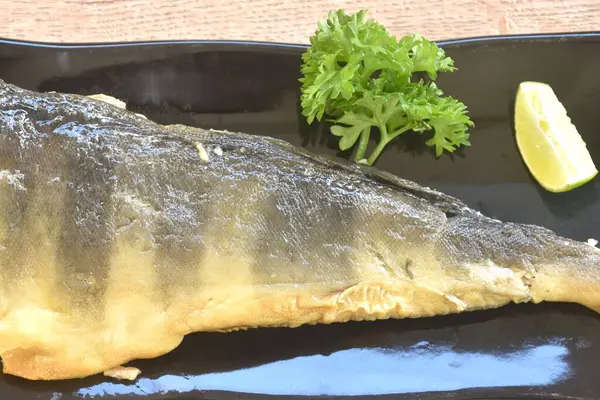 Izgara tuzlu shima hokke balığı veya limonlu ve maydanozlu Akta uskumrusu 