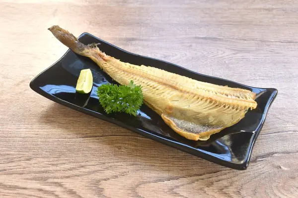 Izgara tuzlu shima hokke balığı veya limonlu ve maydanozlu Akta uskumrusu 